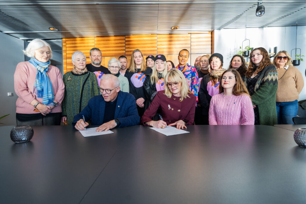 Undirritun viljayfirlýsingar um minnismerki kvennabaráttunnar.