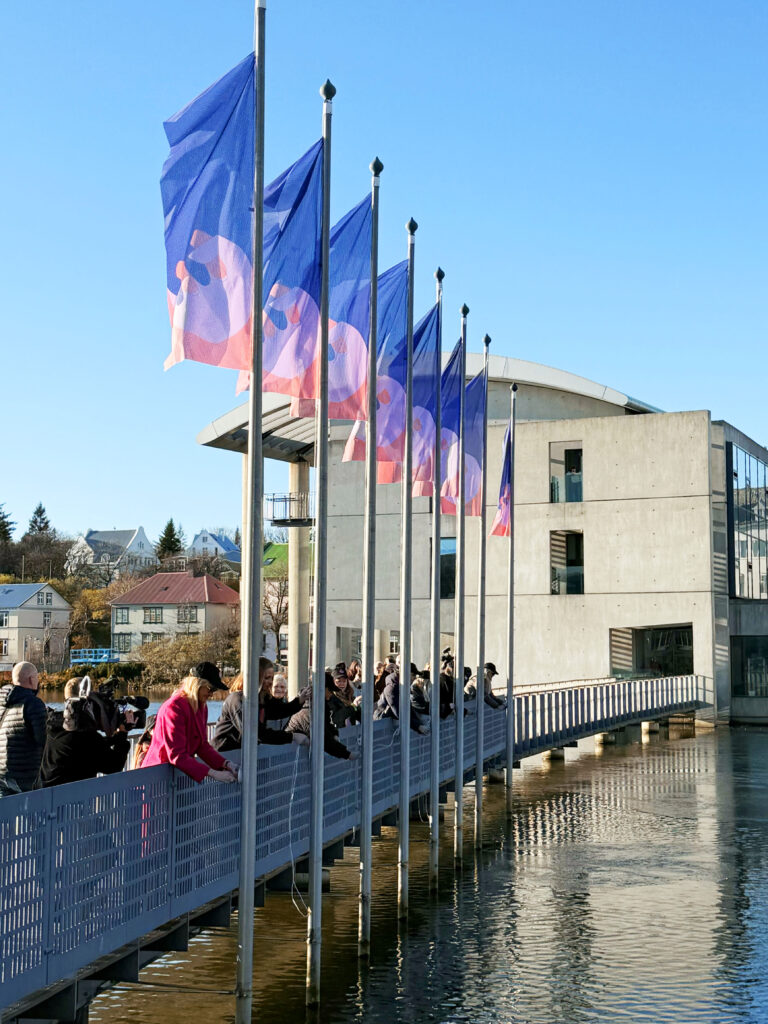 Fánar Kvennaárs 2025 dregnir að húni. Ljósmynd: Róbert Reynisson/Reykjavík