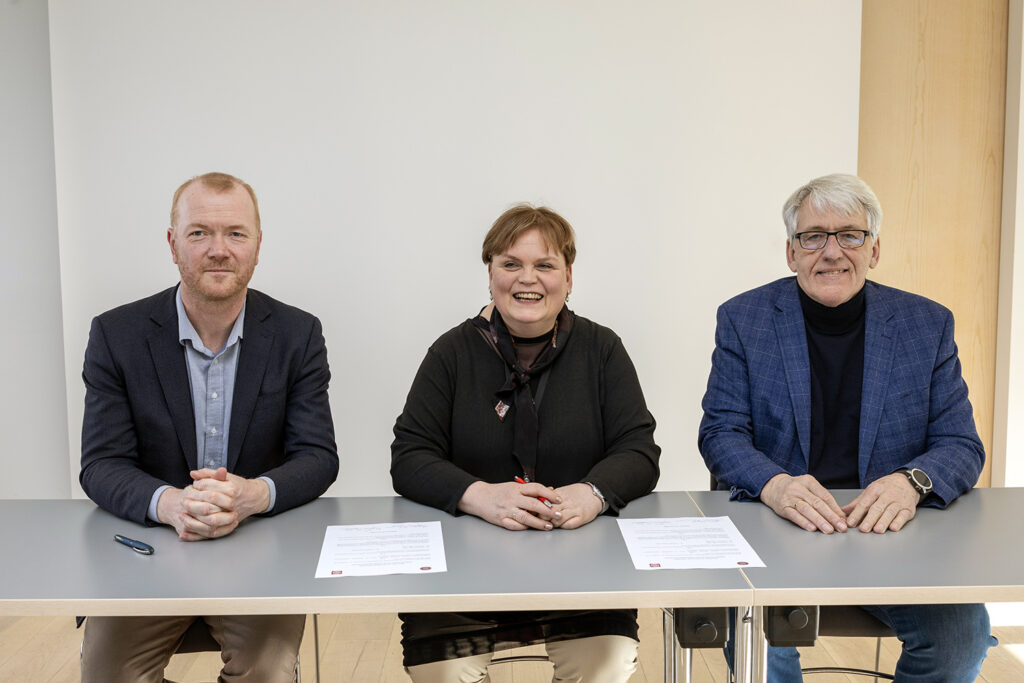 Samningurinn undirritaður. Frá vinstri Njörður Sigurðsson aðstoðarþjóðskjalavörður, Eyrún B. Valsdóttir, framkvæmdastjóri ASÍ. og Finnbjörn A. Hermannsson, forseti ASÍ.